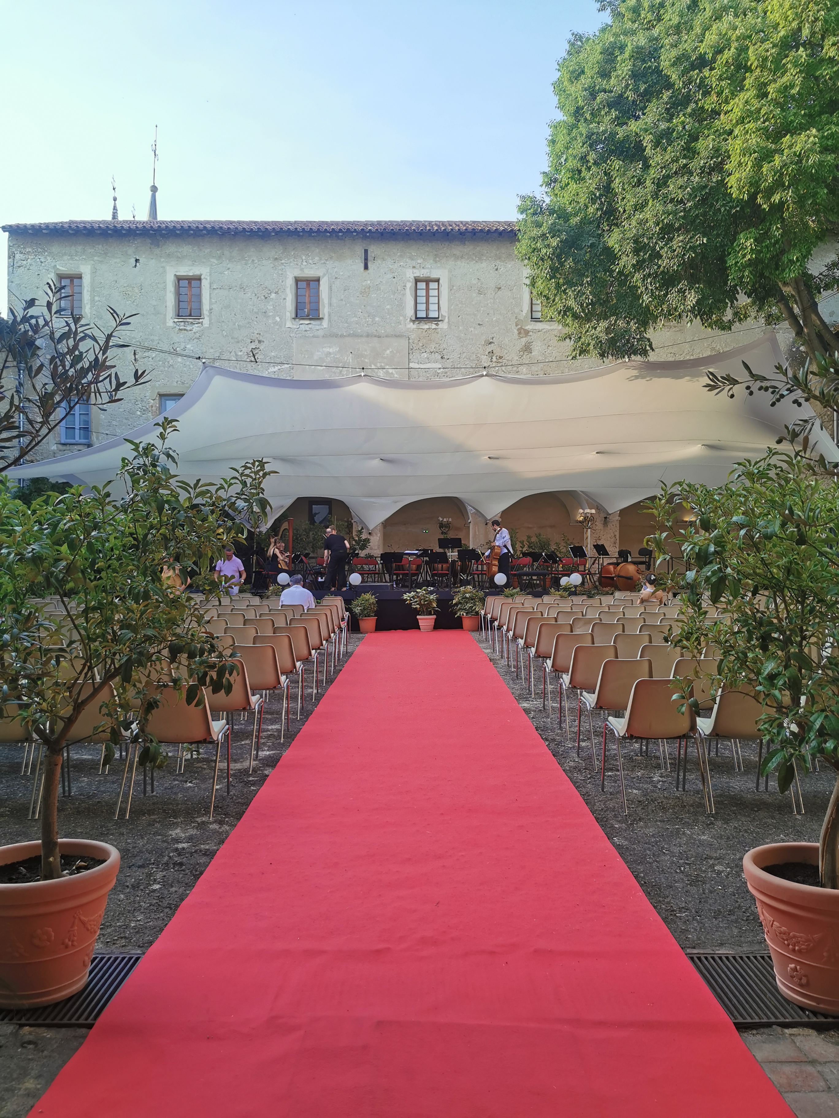SCENE CLOITRE TAPIS ROUGE IMG_20240724_190846.jpg